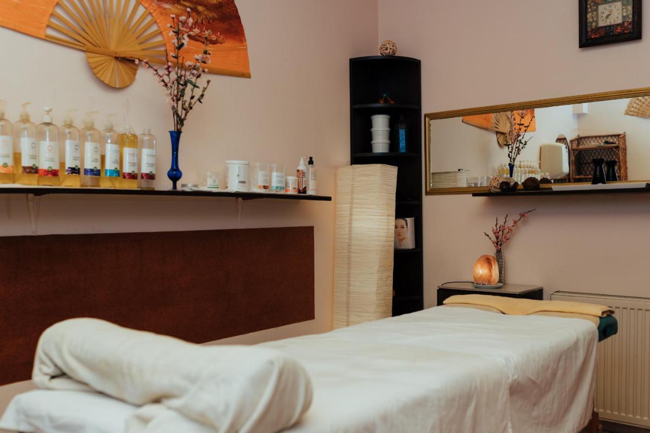 Hotel Korona Wellness, Rendezveny Es Borszalloda Eger Exteriör bild
