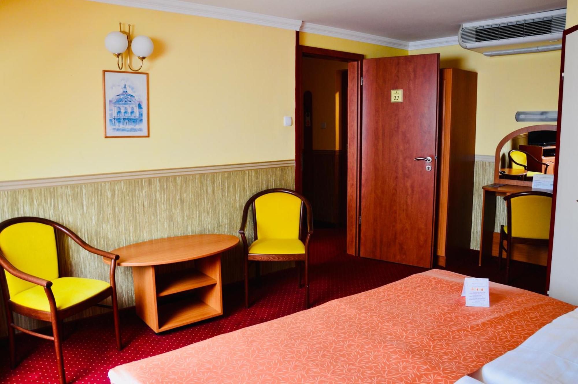 Hotel Korona Wellness, Rendezveny Es Borszalloda Eger Exteriör bild