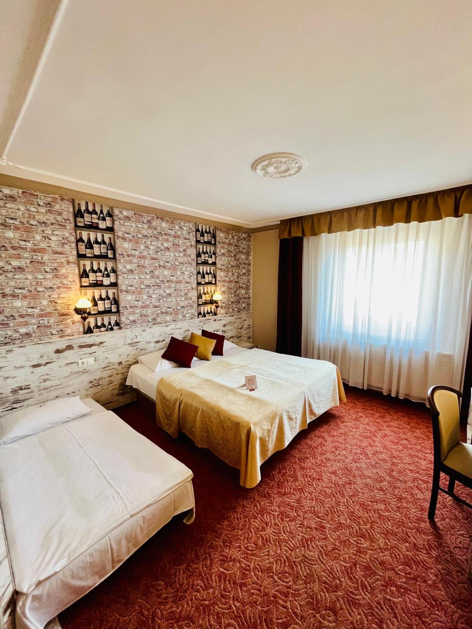 Hotel Korona Wellness, Rendezveny Es Borszalloda Eger Rum bild
