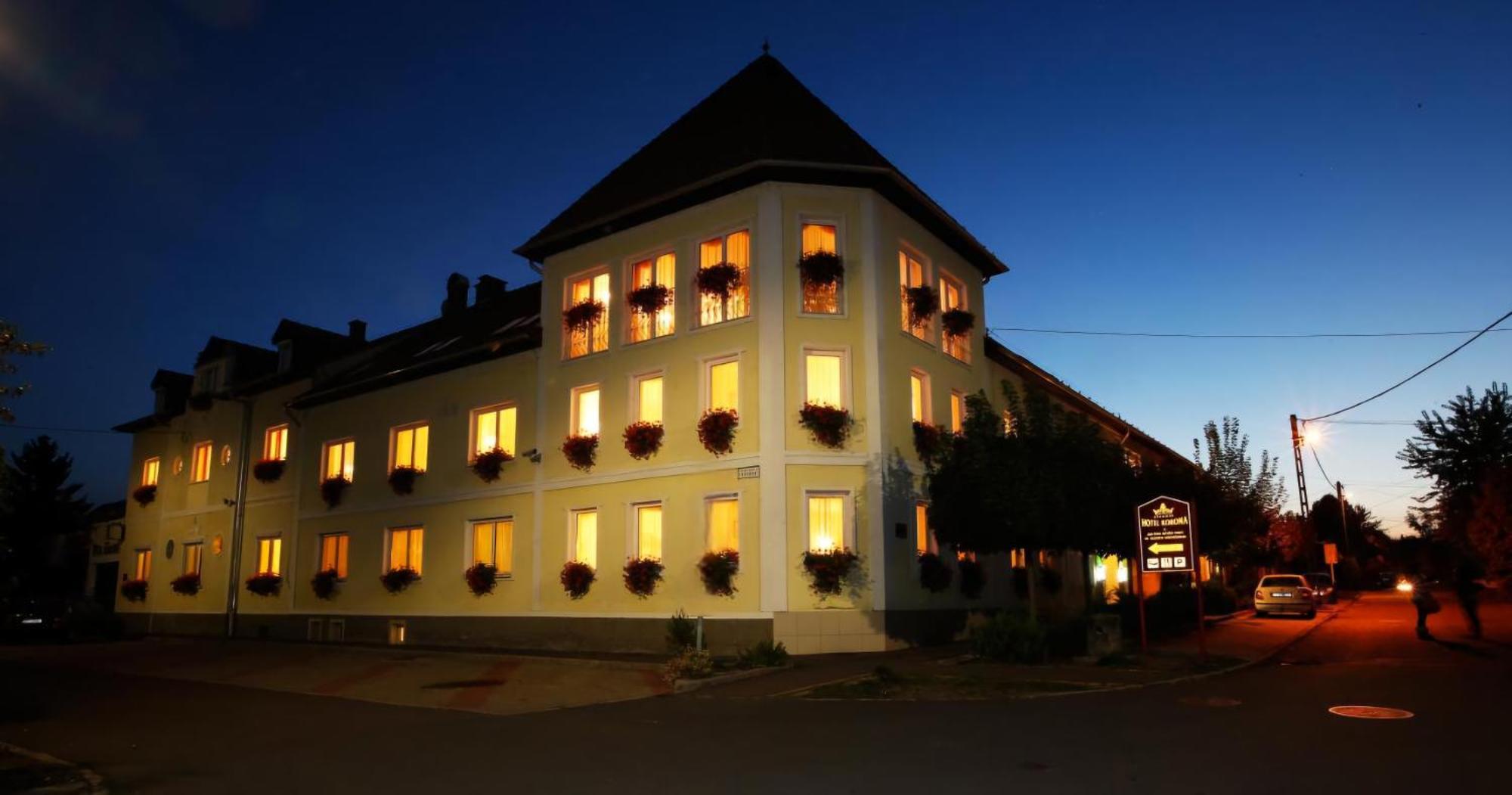 Hotel Korona Wellness, Rendezveny Es Borszalloda Eger Exteriör bild