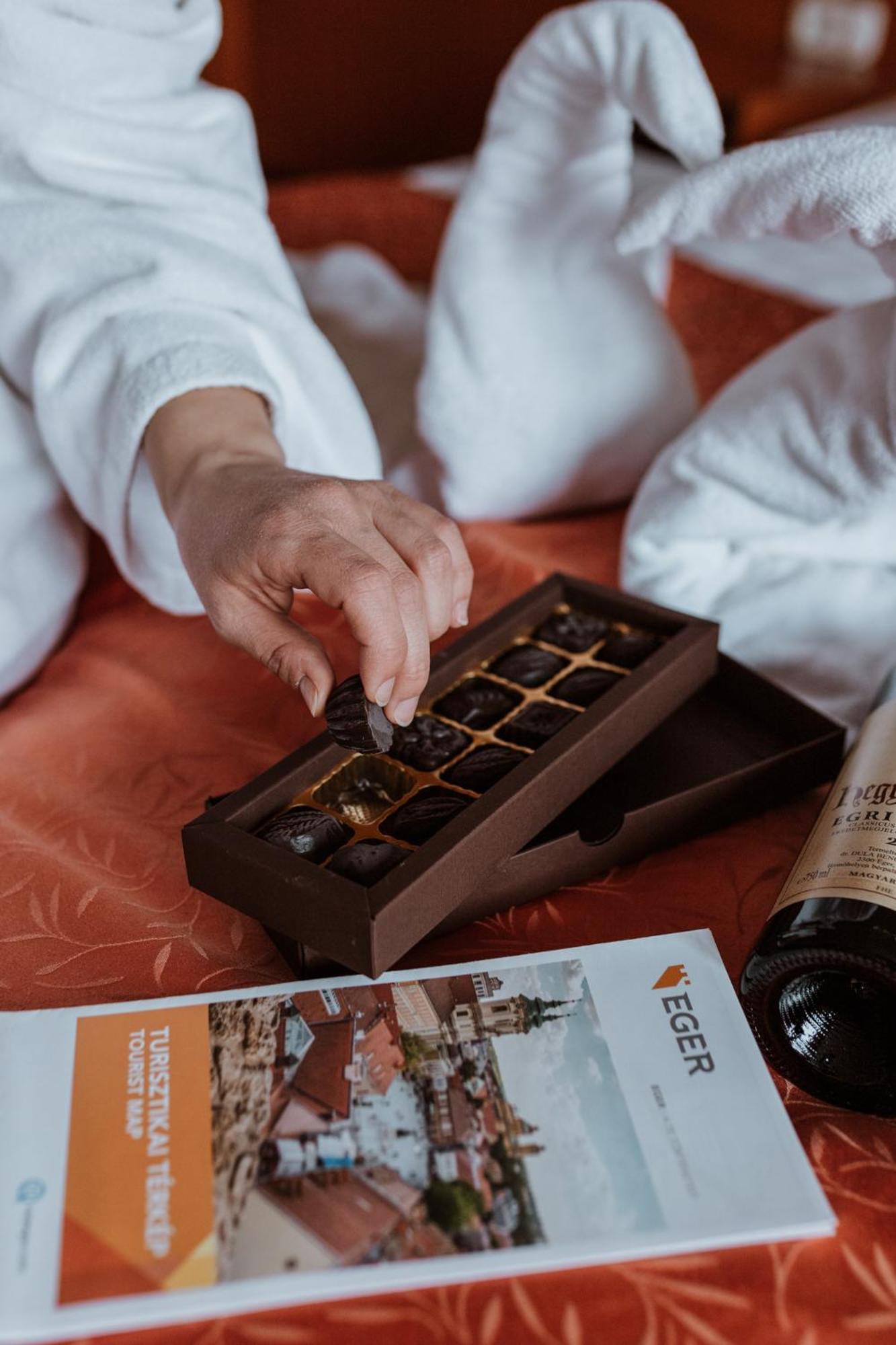 Hotel Korona Wellness, Rendezveny Es Borszalloda Eger Exteriör bild