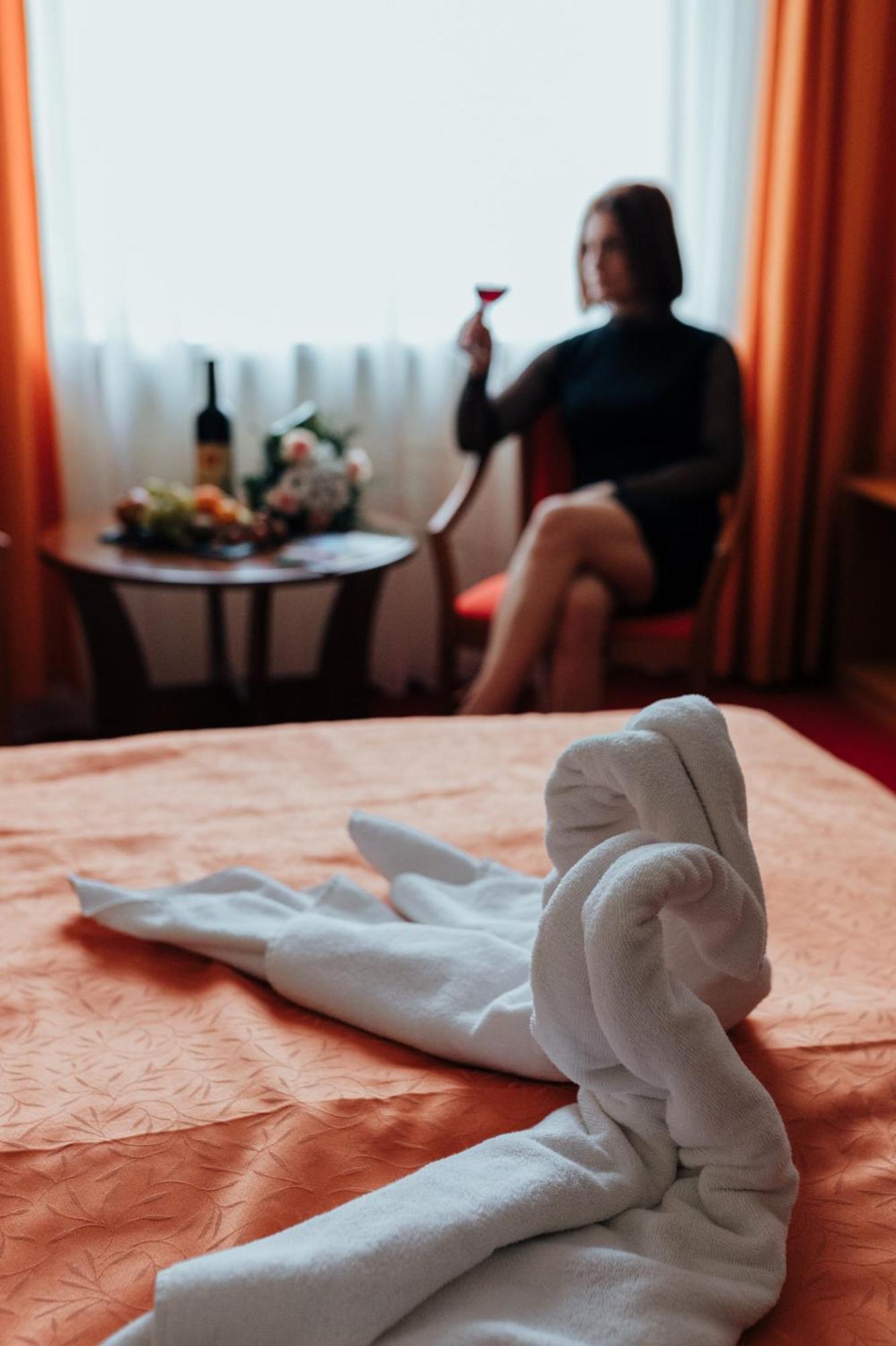 Hotel Korona Wellness, Rendezveny Es Borszalloda Eger Exteriör bild