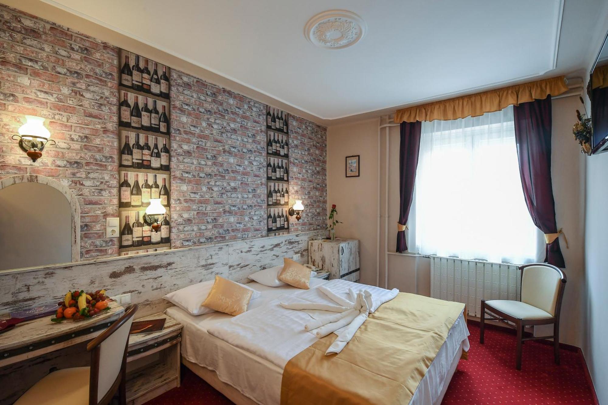 Hotel Korona Wellness, Rendezveny Es Borszalloda Eger Exteriör bild