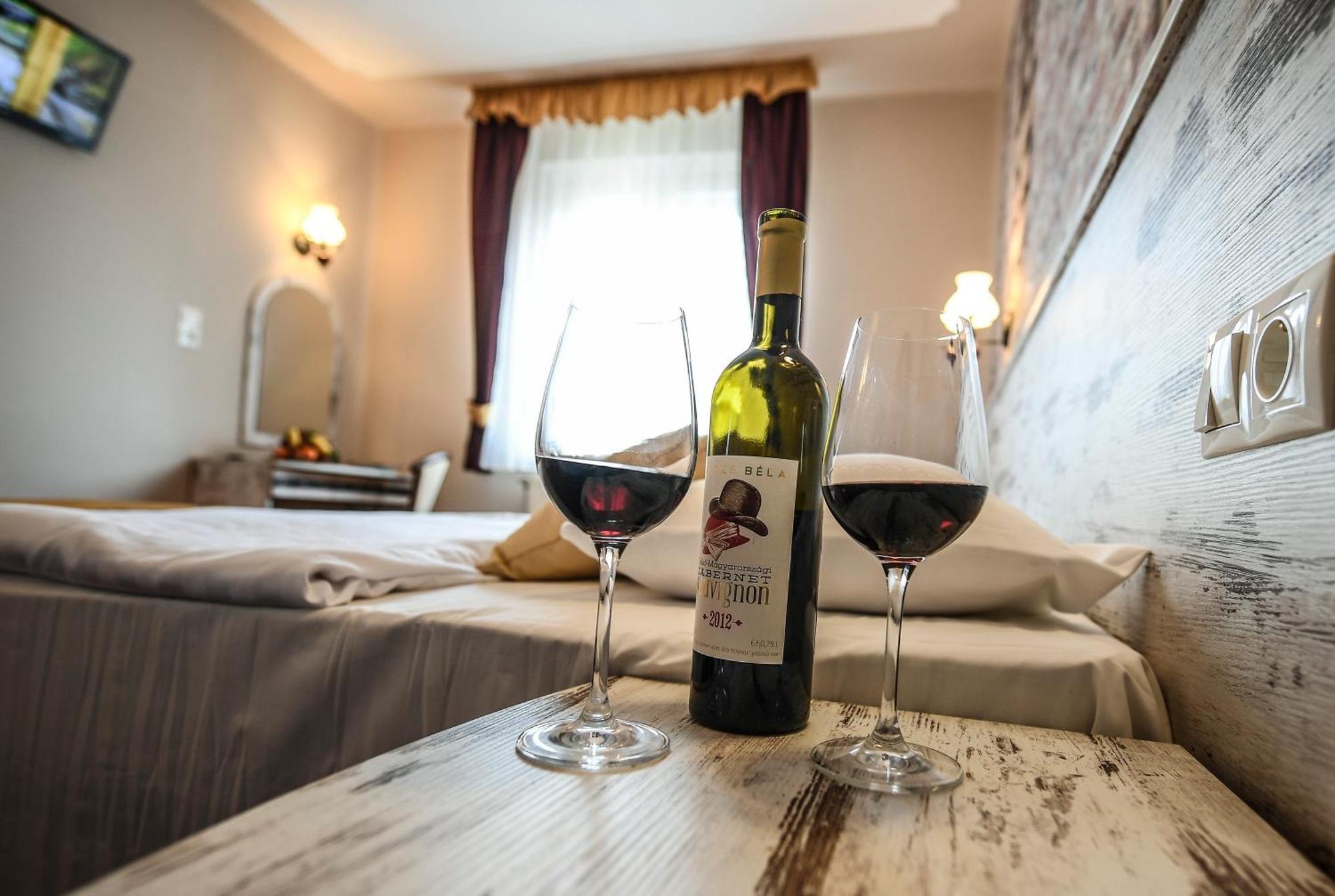 Hotel Korona Wellness, Rendezveny Es Borszalloda Eger Exteriör bild