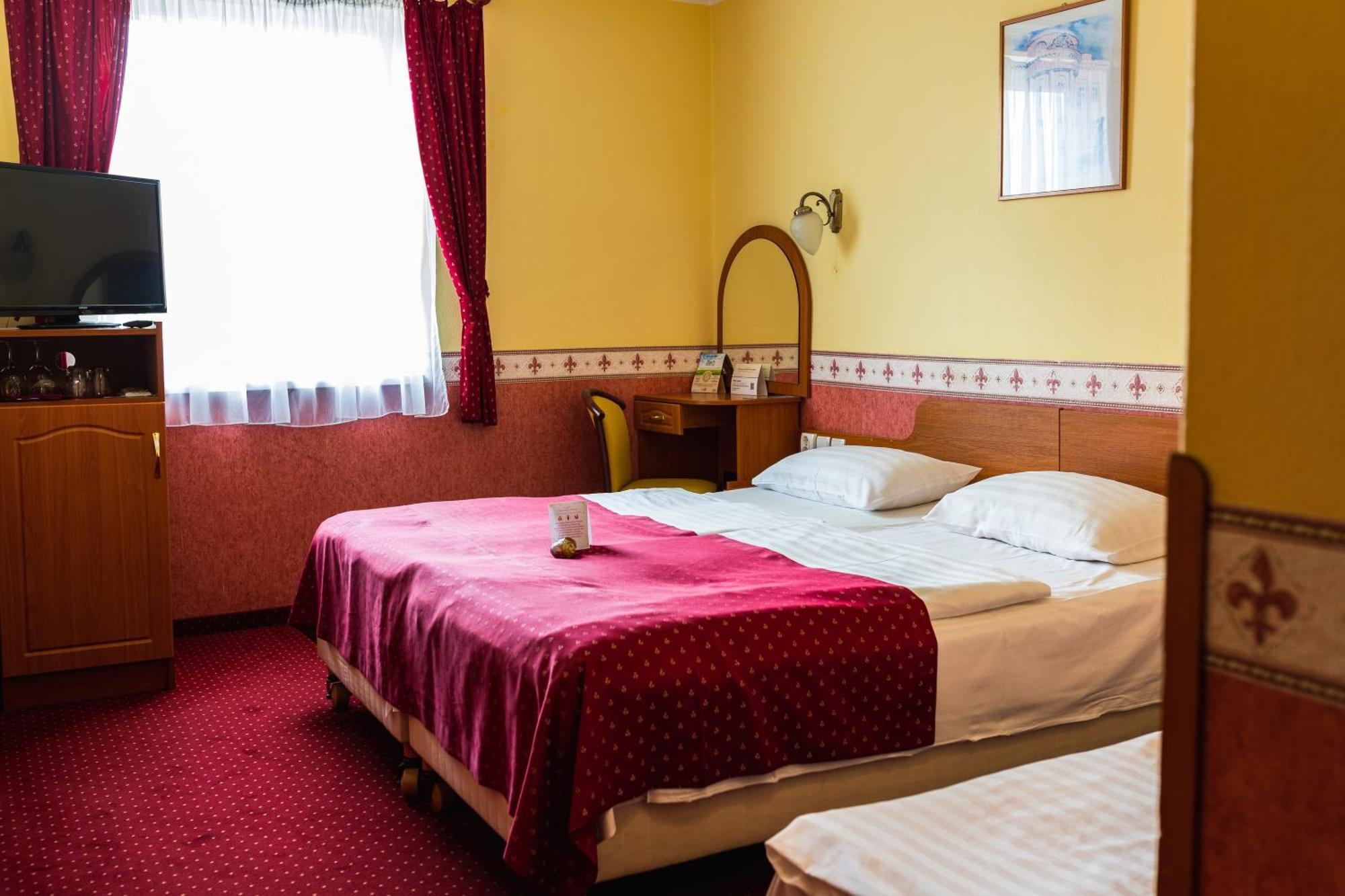 Hotel Korona Wellness, Rendezveny Es Borszalloda Eger Exteriör bild
