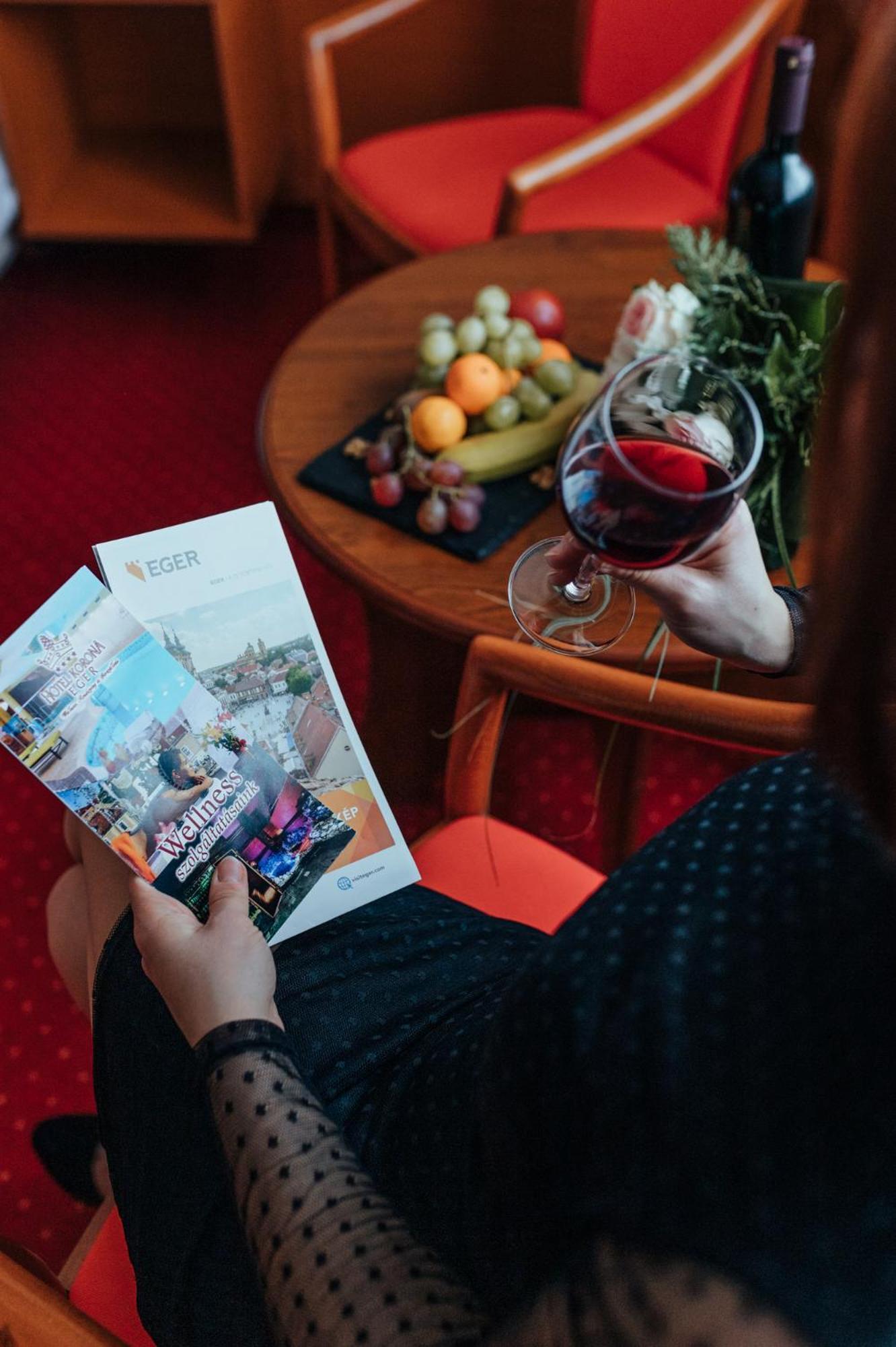 Hotel Korona Wellness, Rendezveny Es Borszalloda Eger Exteriör bild