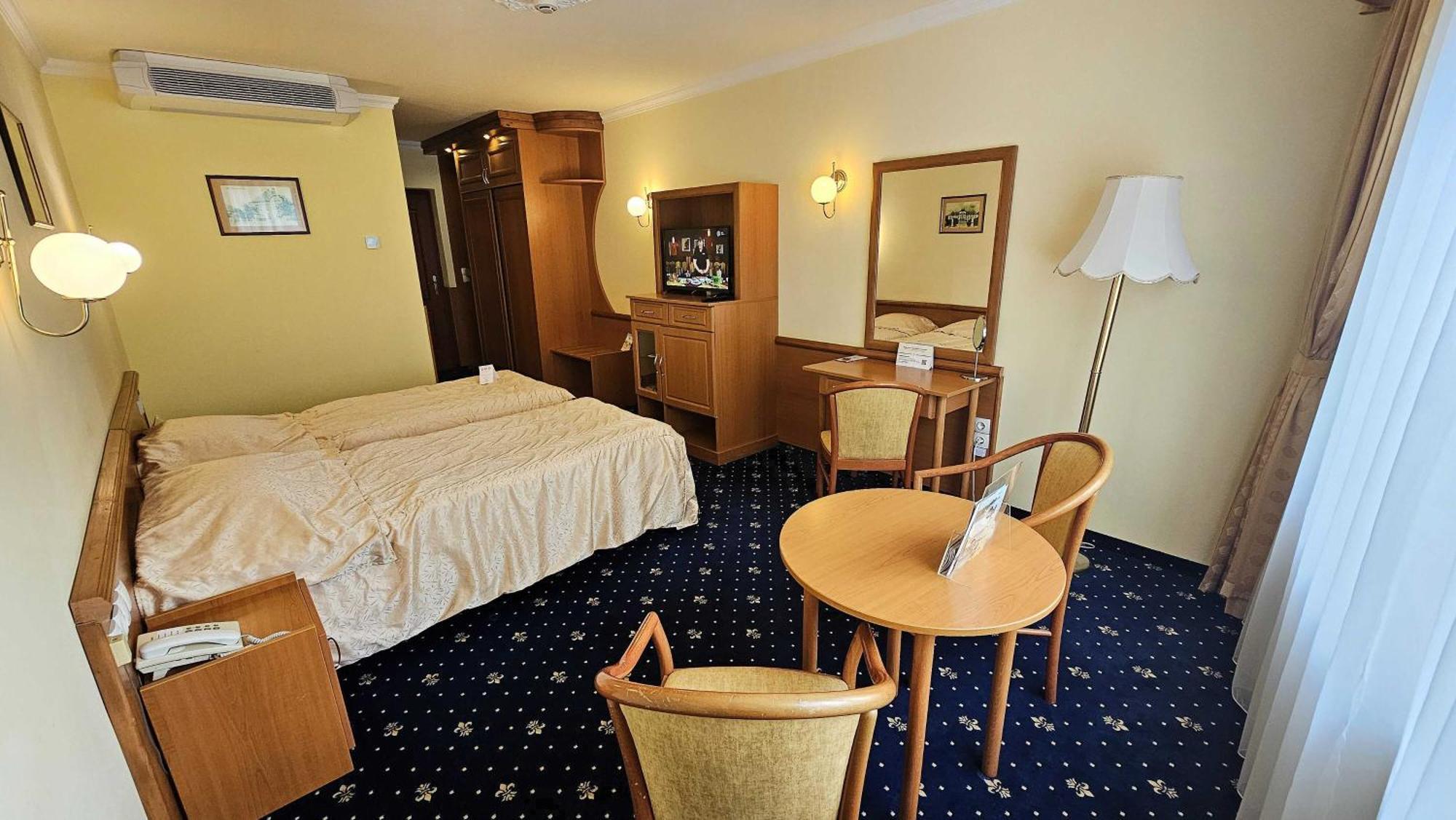 Hotel Korona Wellness, Rendezveny Es Borszalloda Eger Exteriör bild