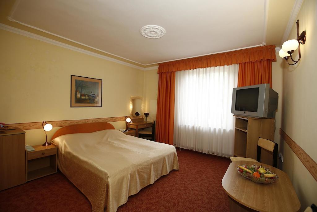 Hotel Korona Wellness, Rendezveny Es Borszalloda Eger Exteriör bild